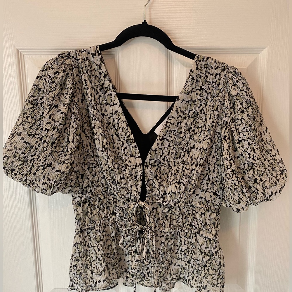 ASTR The Label Floral Bubble Puff Sleeve Blouse With Ties - Picture 4 of 12